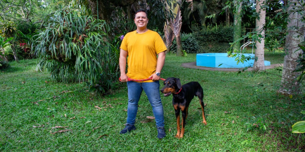 Perro supervisado en la zona campestre de la guardería canina de Huellas en Cali