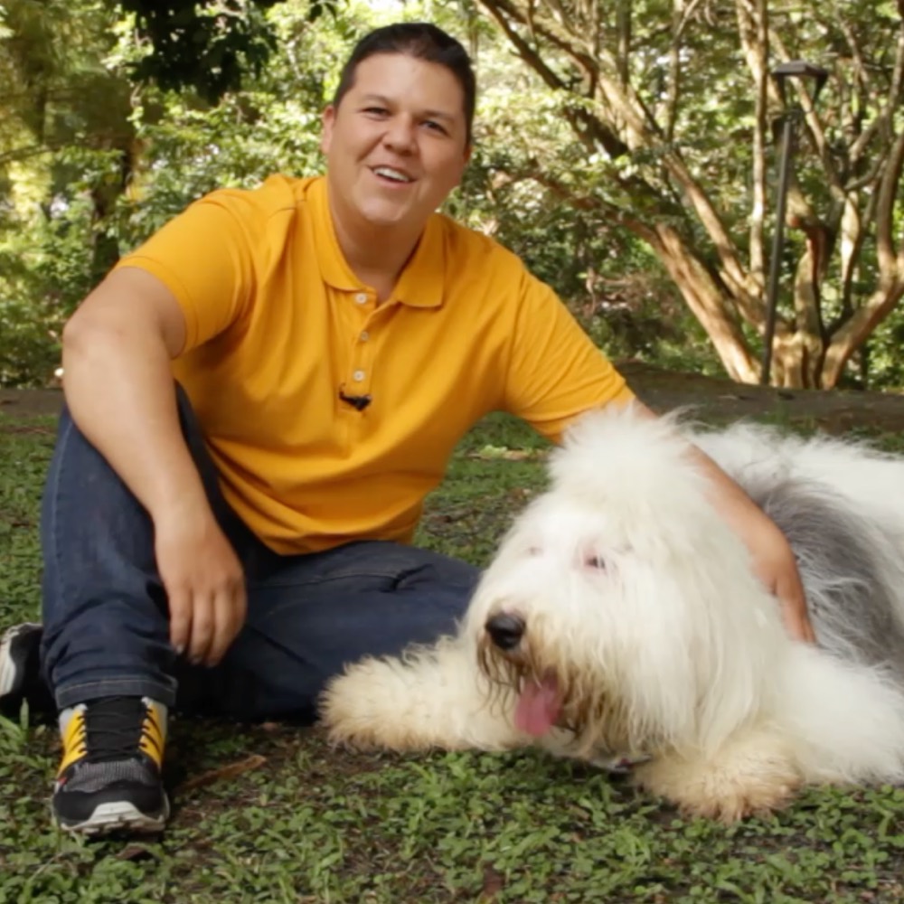 Steven López, etólogo de Huellas Adiestramiento Canino, junto a un perro de la manada en Cali